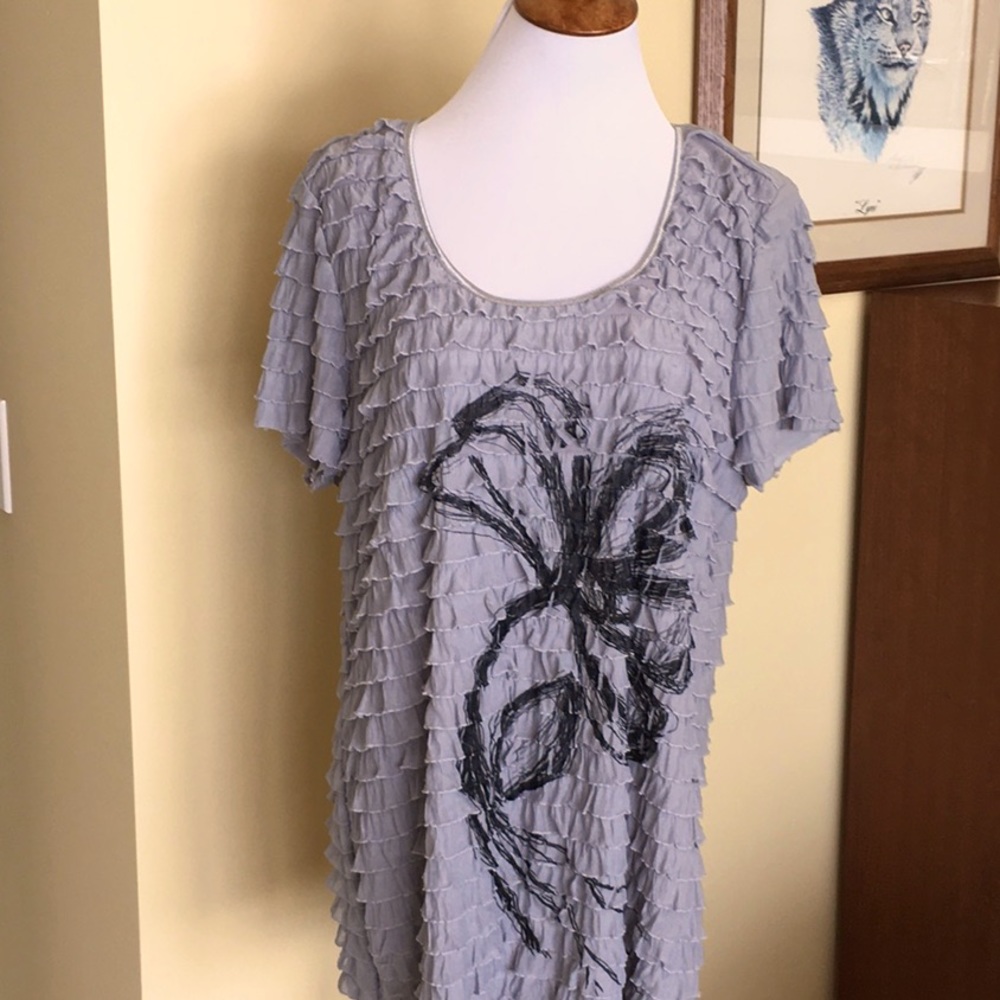 How cute is this top!  Floral ruffle in excellent condition.